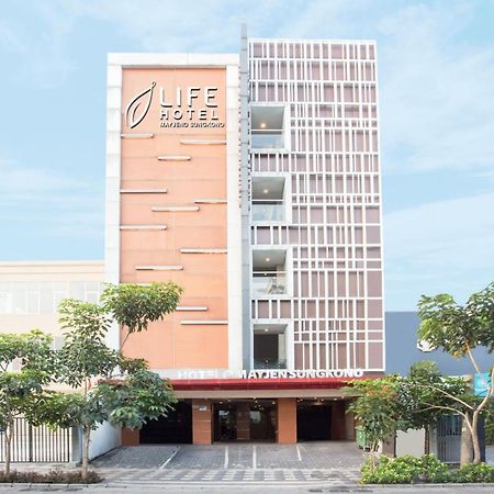 Life Hotel Mayjend Sungkono Сурабая Экстерьер фото