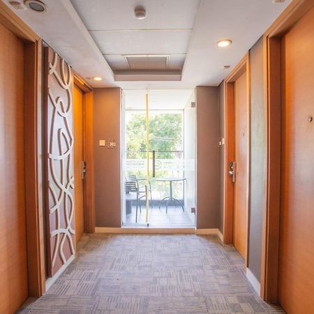 Life Hotel Mayjend Sungkono Сурабая Экстерьер фото